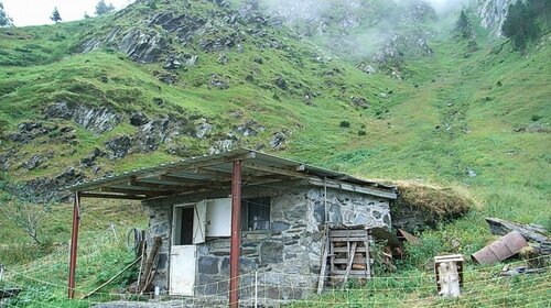 La construction d'une cabane sur l'estive de Sayette